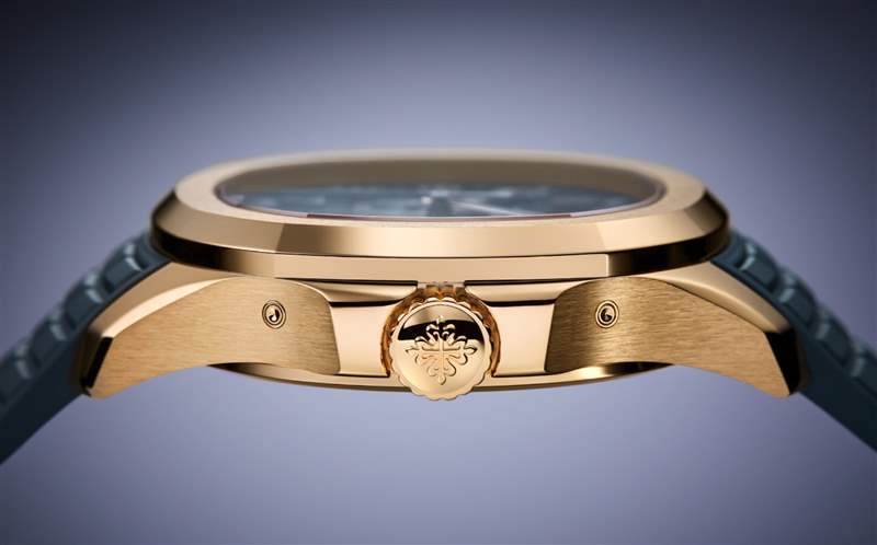 表冠兩側(cè)有隱藏式按把可以快調(diào)各項日歷顯示。 (PATEK PHILIPPE) 不讓PP金鷹系列專美百達翡麗運動手表Aquanaut首度迎來年歷功能-復刻表