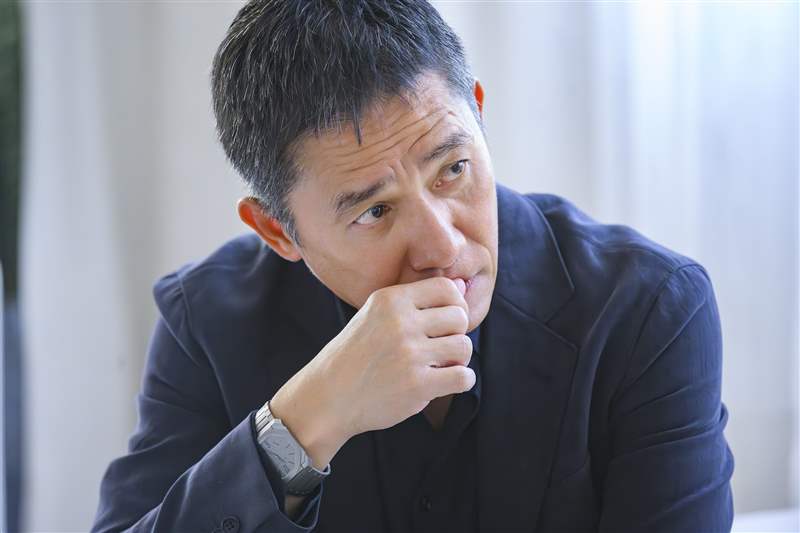 梁朝偉接受訪問時(shí)，戴上一枚BVLGARI Octo Finissimo Automatic腕錶（圖片來(lái)源：BVLGARI）