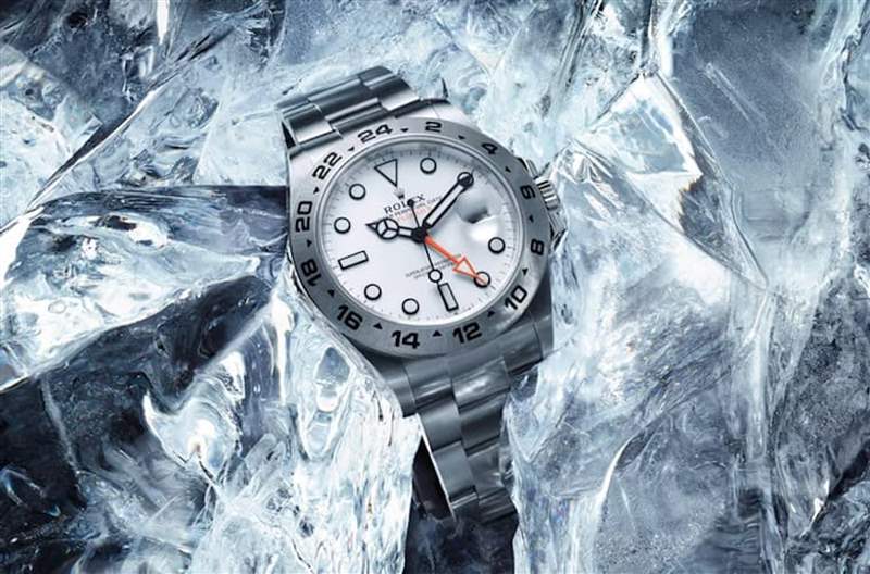 Explorer II 226570-0001定價是HK$ 75,400,目前的二級市場價格平均約落在HK$ 89,600左右。 (Rolex官網) ROLEX Explorer II手表最新行情勞力士探二黑、白面溢價相差4%-復刻表