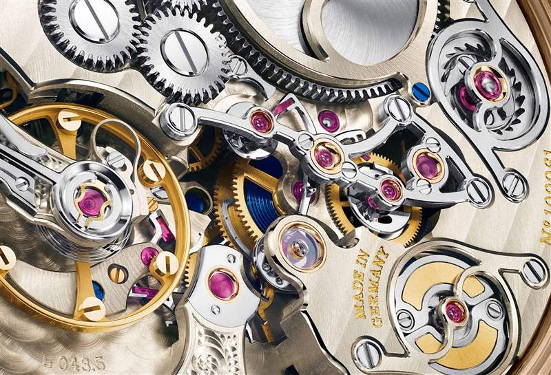 圖片來源:A. Lange & S?hne 朗格18K蜂蜜金新作結合跳字顯示和十進制三問裝置之復雜逸品-復刻表